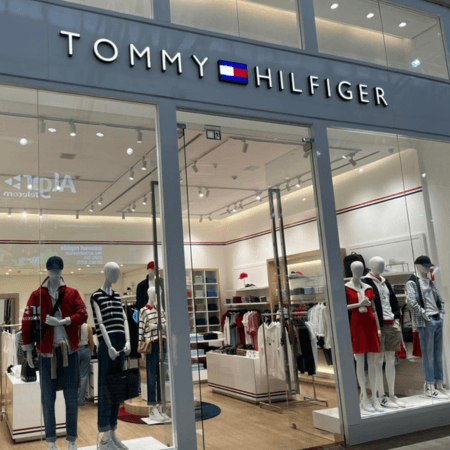Imagem de interna da loja tommy hilfiger