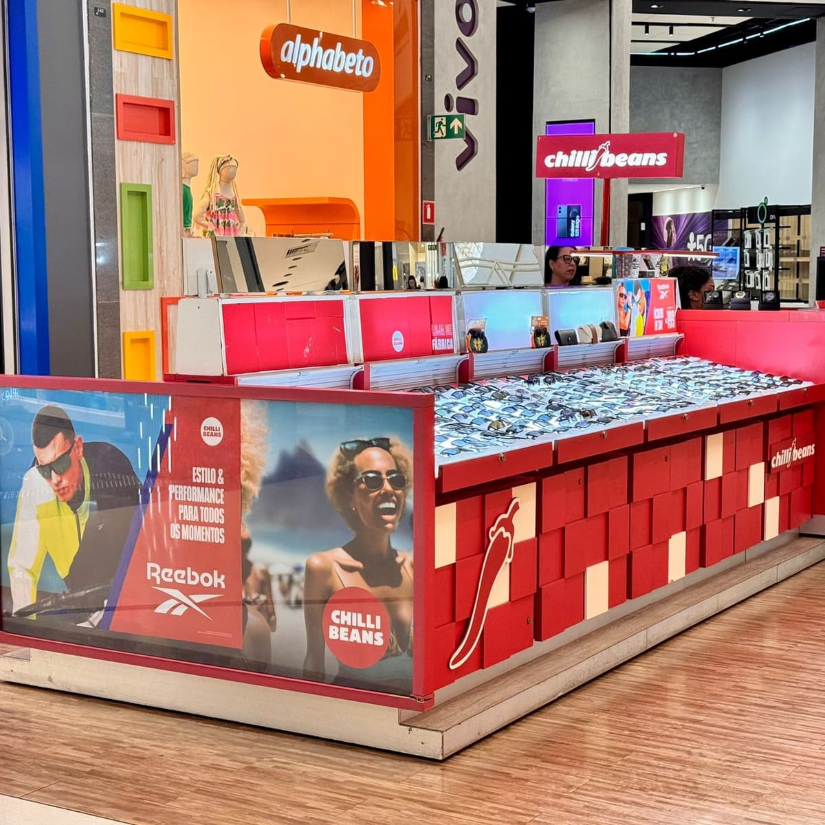 Imagem de interna da loja quiosque chilli beans
