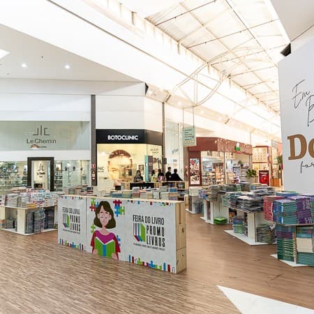 Imagem de interna da loja feira promolivros