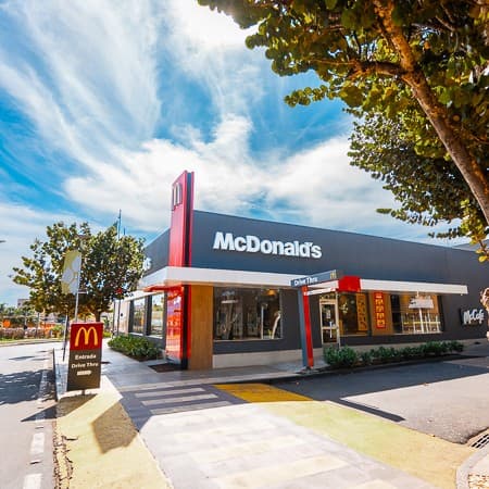 Imagem de interna da loja mc donald´s